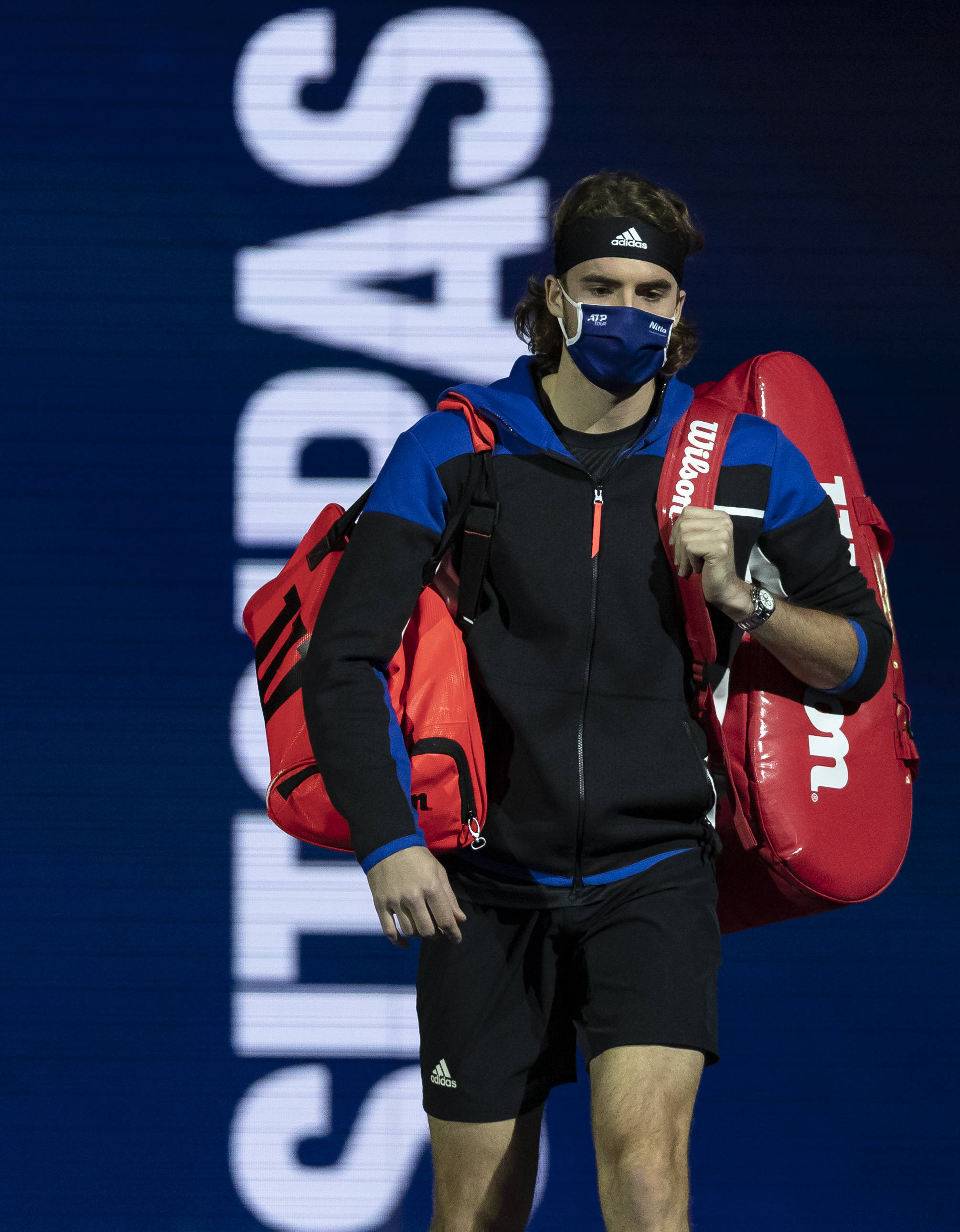 包含澳大利亚网球队横扫日本网球队，西西帕斯高光表现的词条