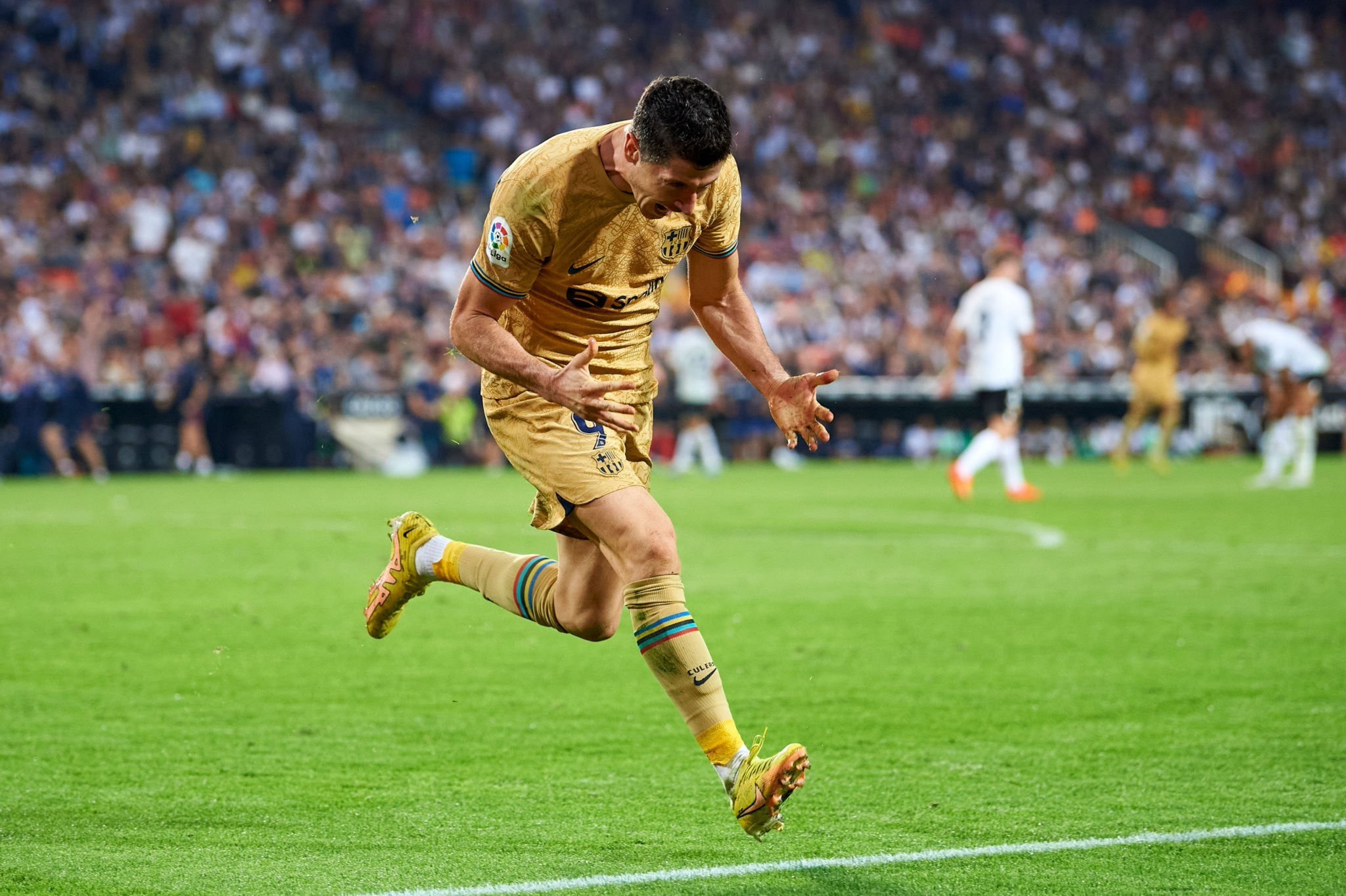 米兰体育入口-包含瓦伦西亚力克瑞士，莱万三分雨点燃全场的词条