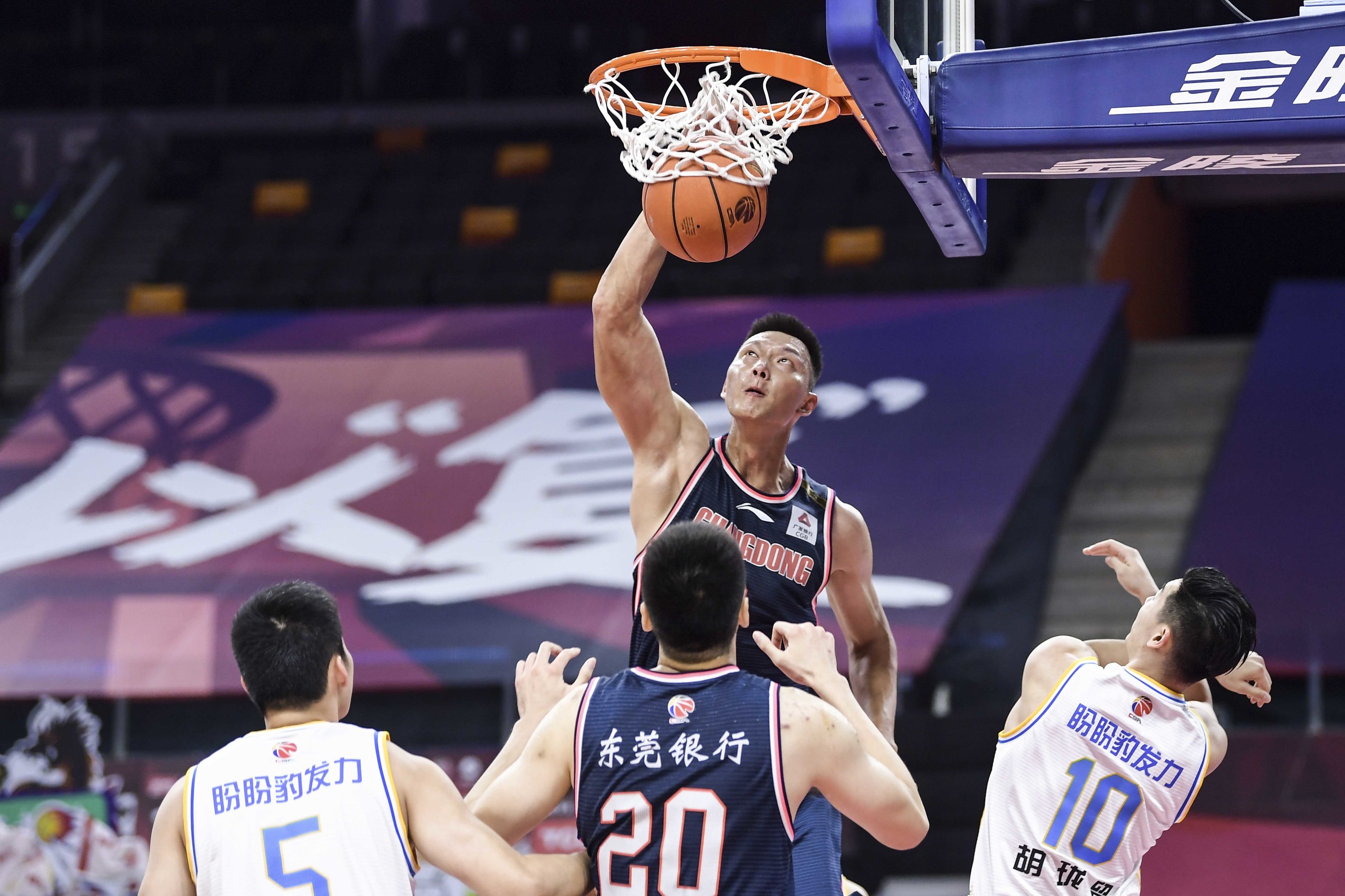 易建联强势贡献27+15，广东队晋级总决赛的简单介绍