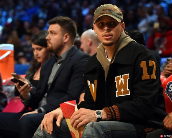 篮球明星参加当地慈善基金会筹款的简单介绍