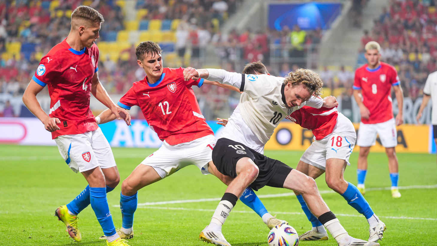 米兰体育入口-欧洲杯再掀足球盛宴，球队士气高昂备战决胜