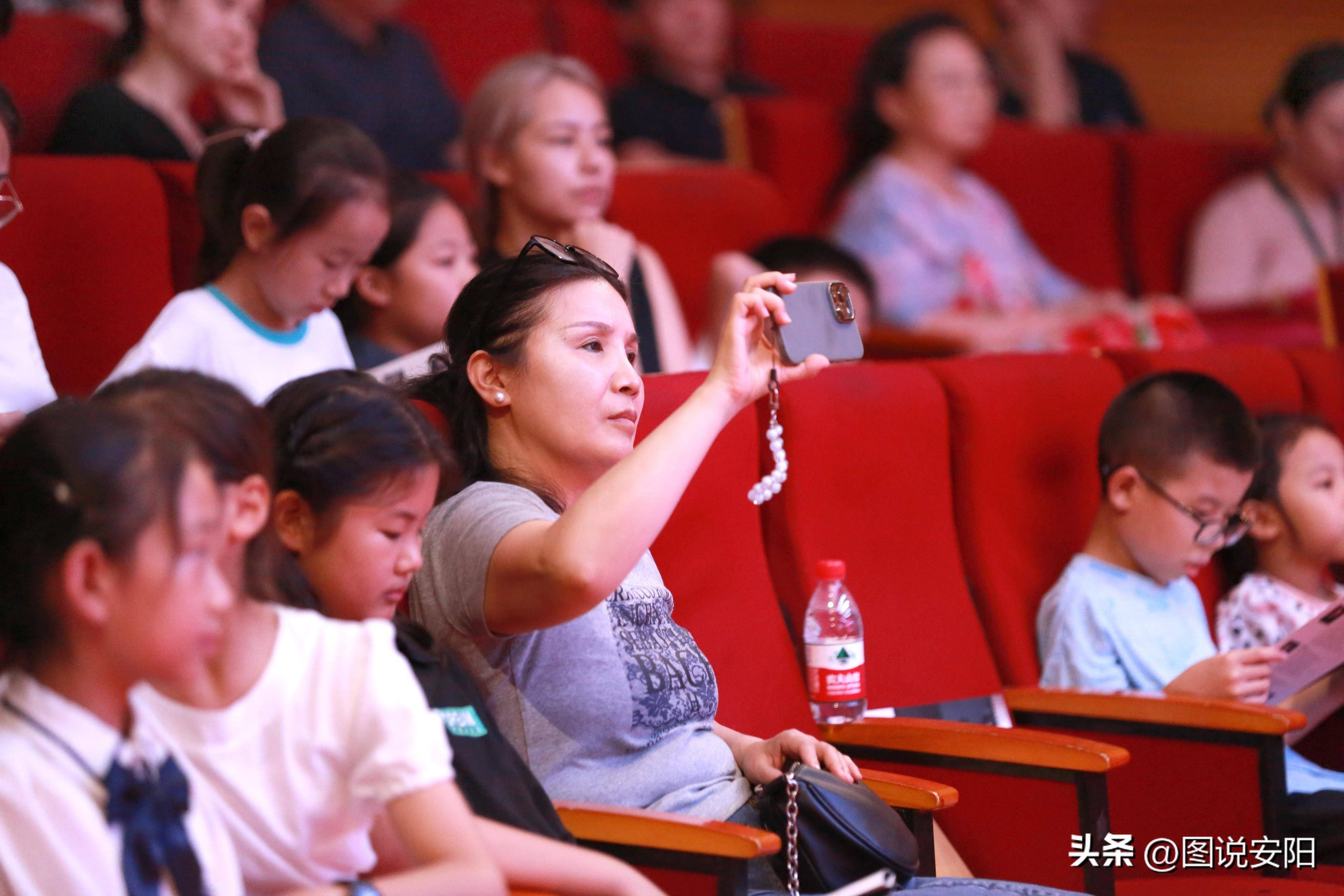 米兰体育官网-包含精彩瞬间引爆场馆，现场观众欢呼不止的词条