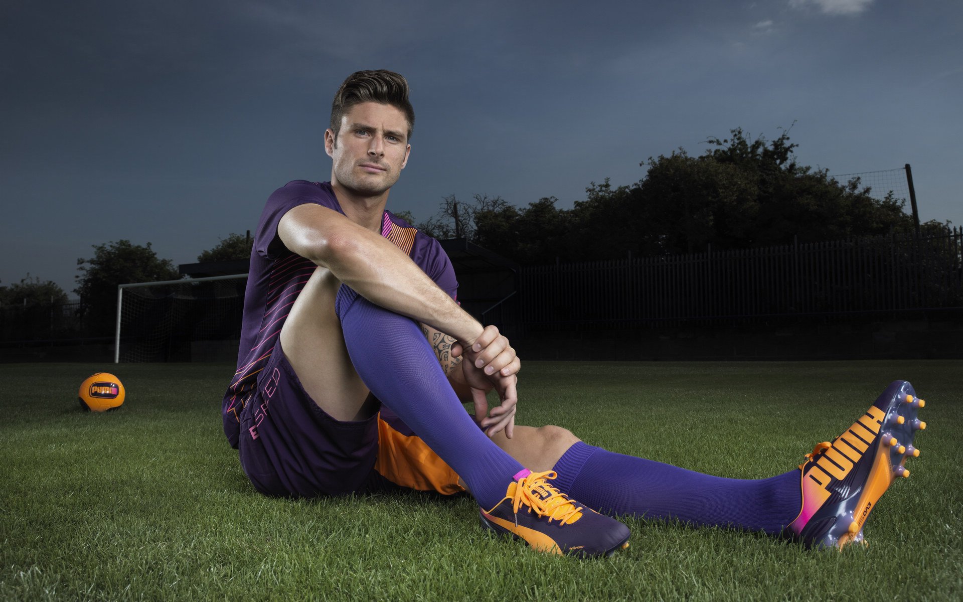 米兰体育官网-绿茵与赛道，巴雷拉的压哨绝杀与F1赛季的终极接管